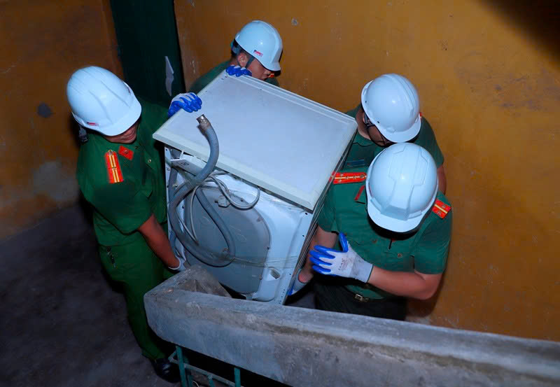 Trong 2 ngày, các tổ công tác CATP giúp di chuyển tài sản 133/288 hộ dân tại Nhà A7, A8 Vạn Mỹ